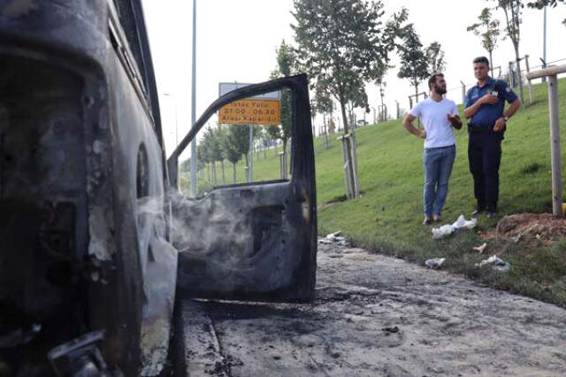 Şanssız Adamın 15 Dakika Önce Satın Aldığı Araç, Seyir Halindeyken Alev Aldı Talihsiz Adamın 15 Dakika Önce Satın Aldığı Araç, Seyir Halindeyken Alev Aldı