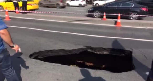 Son Dakika! İstanbul Dolmabahçe'de, Vodafone Park'ın Önündeki Yol Çöktü! İstanbul Dolmabahçe'de, Vodafone Park'ın Önündeki Yol Çöktü!