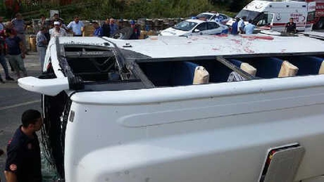 Trabzon'da Feci Kaza! Midibüs, Halattan Kopan Direğe Çarptı: 2 Ölü, 12 Yaralı