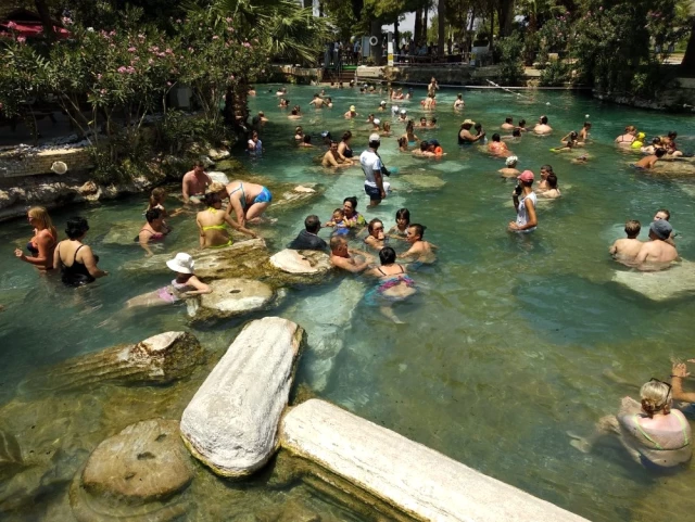 2 Bin 500 Yıllık Antik Havuz Turistlerle Doldu