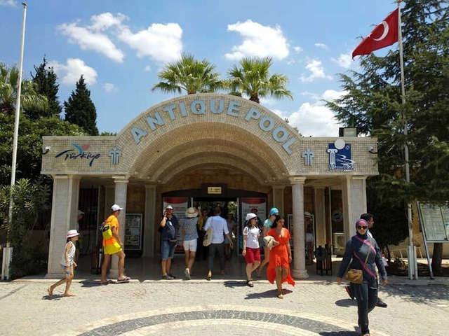 2 Bin 500 Yıllık Antik Havuz Turistlerle Doldu