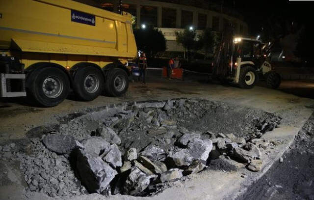 Beşiktaş'ta Yolda Çöken Alan Onarıldı Beşiktaş'ta Yolda Çöken Alan Onarıldı, Yol Trafiğe Açıldı