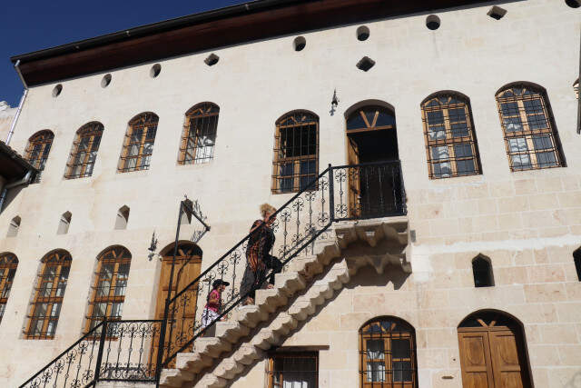 Gaziantep'te Genç Kadın, Definecilerden Kurtardığı 2 Asırlık Mağarayı Kafeye Çevirdi