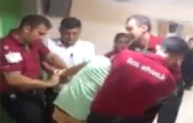 Sıra Beklemek İstemeyen Hasta Yakını, Kadın Doktora Tekme Tokat Saldırdı! O Anlar Kamerada