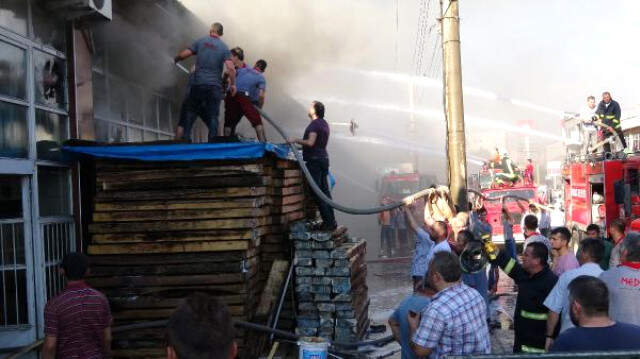 Mobilya Atölyesinde Yangın Çıktı, İşçiler Gözyaşları İle İzledi Mobilya Atölyesinde Yangın Çıktı, İşçiler Gözyaşları ile İzledi