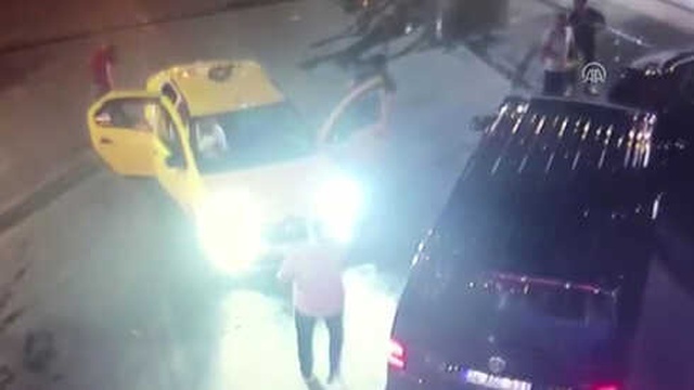 İstanbul'da Taksi Şoförü, UBER Sürücüsüne Sopayla Saldırdı! Olay Anı Kameralara Yansıdı