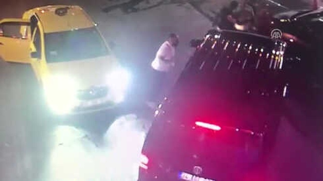 İstanbul'da Taksi Şoförü, UBER Sürücüsüne Sopayla Saldırdı! Olay Anı Kameralara Yansıdı