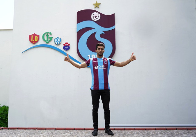 Trabzonspor, İranlı Futbolcu Vahid Amiri'ye İmza Attırdı
