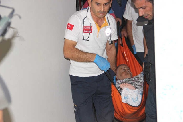 Kahraman Polis, Yangında Mahsur Kalan Engellileri Sırtında Taşıyarak Kurtardı