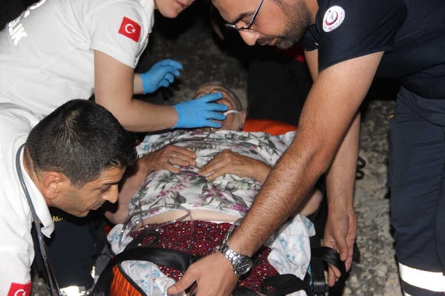 Kahraman Polis, Yangında Mahsur Kalan Engellileri Sırtında Taşıyarak Kurtardı