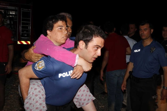 Kahraman Polis, Yangında Mahsur Kalan Engellileri Sırtında Taşıyarak Kurtardı