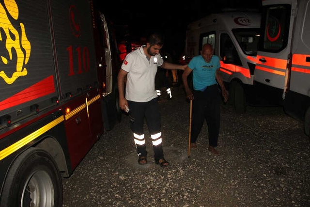 Kahraman Polis, Yangında Mahsur Kalan Engellileri Sırtında Taşıyarak Kurtardı