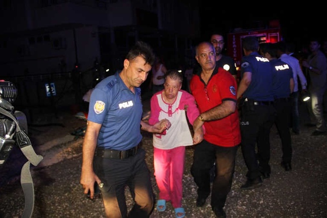 Kahraman Polis, Yangında Mahsur Kalan Engellileri Sırtında Taşıyarak Kurtardı