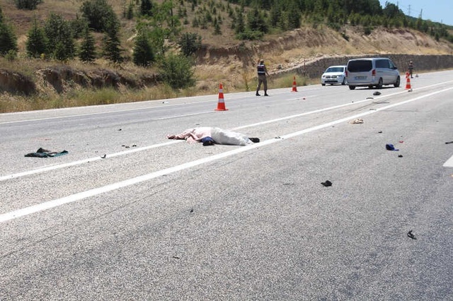 Motosiklet ile Otomobil Kafa Kafaya Çarpıştı: 1 Ölü, 8 Yaralı