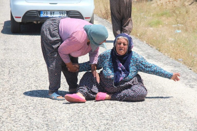Motosiklet ile Otomobil Kafa Kafaya Çarpıştı: 1 Ölü, 8 Yaralı