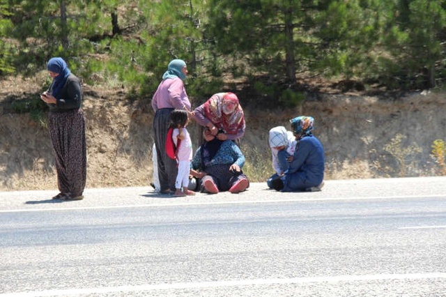 Motosiklet ile Otomobil Kafa Kafaya Çarpıştı: 1 Ölü, 8 Yaralı