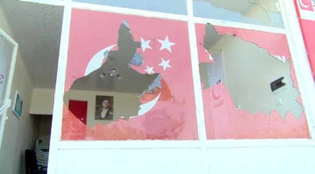 Kız Arkadaşıyla Tartışan Alkollü Genç, SP İlçe Başkanlığının Camlarını Kırdı