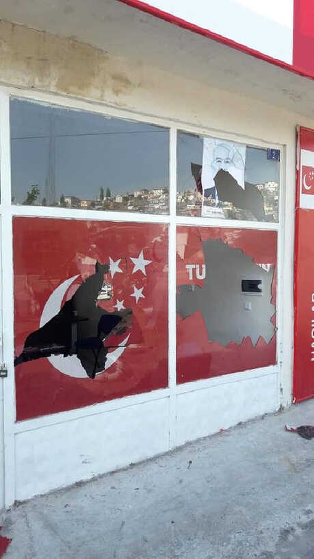 Kız Arkadaşıyla Tartışan Alkollü Genç, SP İlçe Başkanlığının Camlarını Kırdı