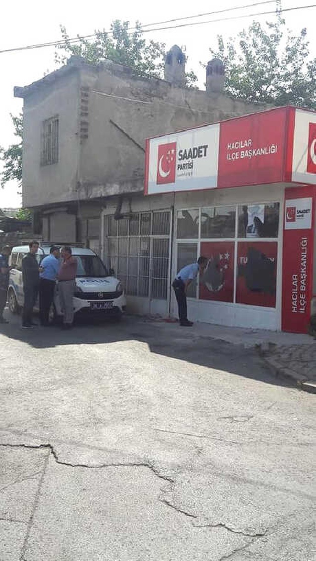 Kız Arkadaşıyla Tartışan Alkollü Genç, SP İlçe Başkanlığının Camlarını Kırdı