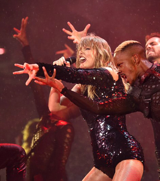 Yağmur Altında Konser Veren Taylor Swift, Dans Gösterisiyle Hayranlarını Mest Etti