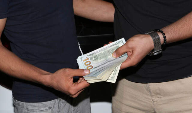 2 Yılda Biriktirdiği 5 Bin Doları Sattığı Otomobilde Unuttu 2 Yılda Biriktirdiği 5 Bin Doları Sattığı Otomobilde Unuttu