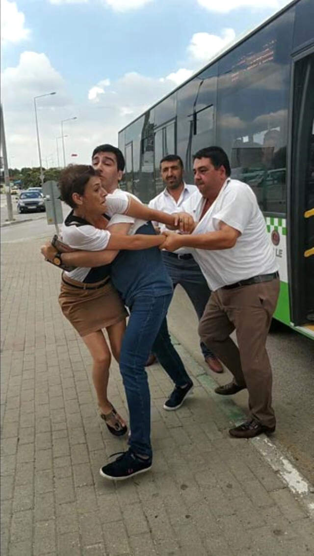 Halk Otobüsünün Tehlikeli Manevrası Kavga Çıkardı Halk Otobüsünün Tehlikeli Manevrası Kavga Çıkardı