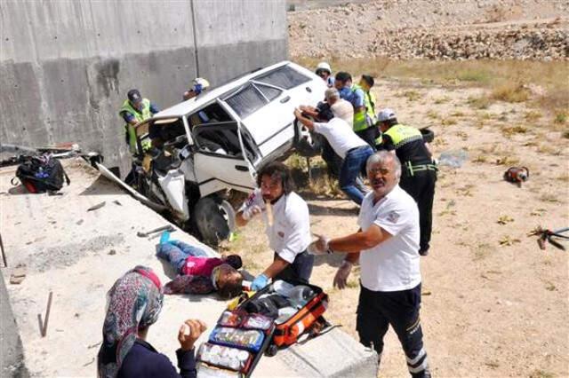 İki Kişinin Can Verdiği Kazada, Sağlık Ekipleri Yaralı Çocukları Kurtarmak İçin Her Şeyi Yaptı