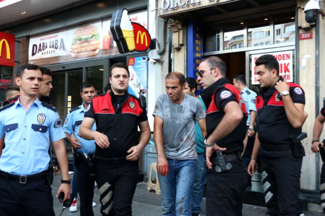 İstanbul'da Bir Kadın, Oğluna Uyuşturucu Satan Adamı Bıçakladı