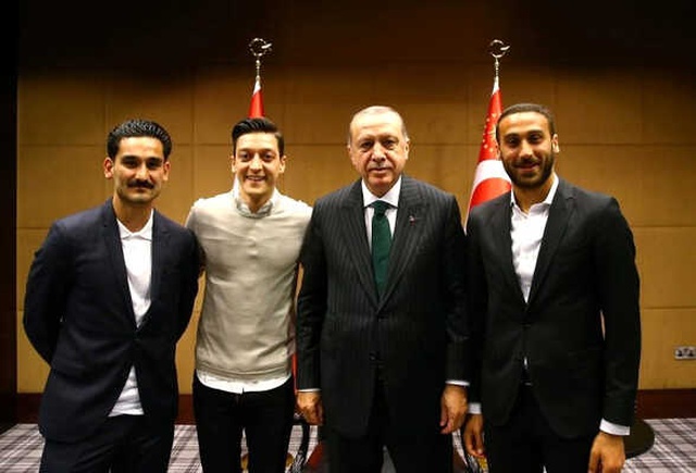 Mesut Özil'in Milli Takımı Bırakma Kararı İngiliz Basınında: Almanya'ya Sırtını Döndü