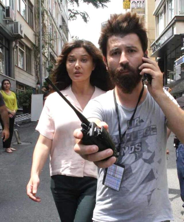 Nurgül Yeşilçay Tartıştığı Sevgilisine Masadaki Bardağı Fırlattı