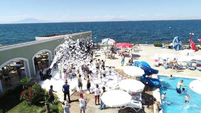 Van Gölüne Akın Eden Turistler, Köpük Partisinde Eğlendi