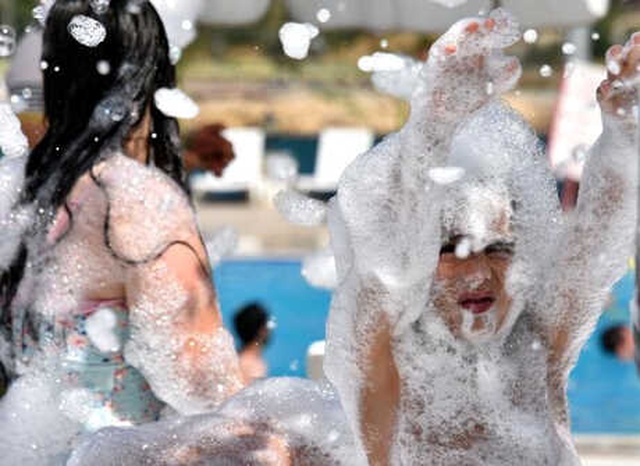 Van Gölüne Akın Eden Turistler, Köpük Partisinde Eğlendi