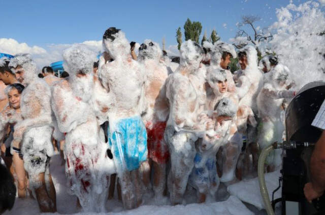 Van Gölüne Akın Eden Turistler, Köpük Partisinde Eğlendi Van Gölüne Akın Eden Turistler, Köpük Partisinde Eğlendi