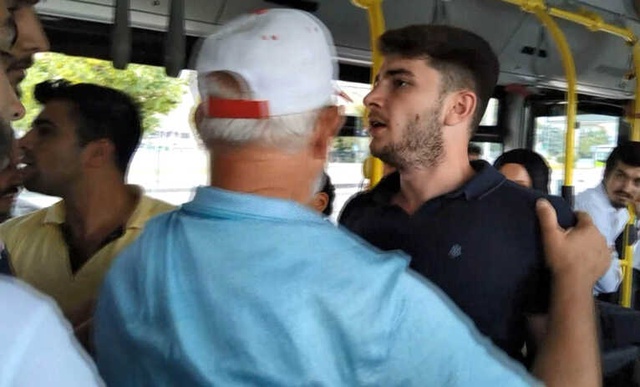 Halk Otobüsünde Yaşlılara Yer Veren Genci Darp Ettiler! O Anlar Anbean Kaydedildi