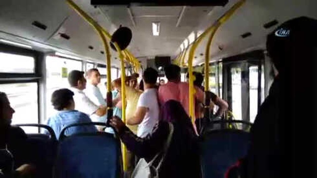 Halk Otobüsünde Yaşlılara Yer Veren Genci Darp Ettiler! O Anlar Anbean Kaydedildi