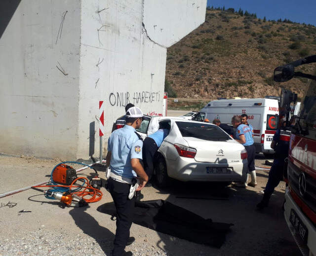 Başkent'te Feci Kaza! Otomobil Köprü Ayağına Çarptı: 4 Ölü Başkent'te Feci Kaza! Otomobil Köprü Ayağına Çarptı: 4 Ölü