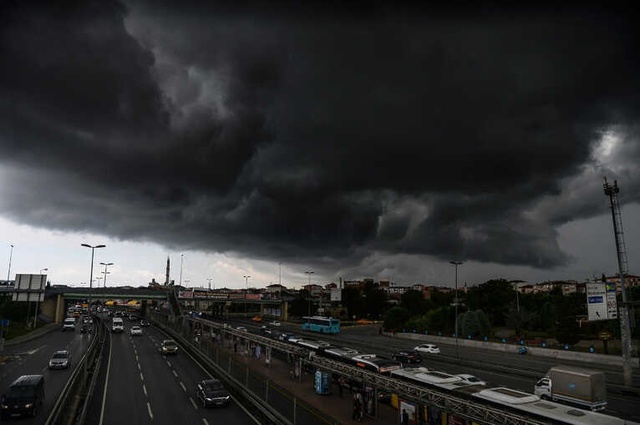 İstanbul'da Kara Bulutlar Gündüzü Geceye Çevirdi!