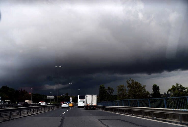 İstanbul'da Kara Bulutlar Gündüzü Geceye Çevirdi!