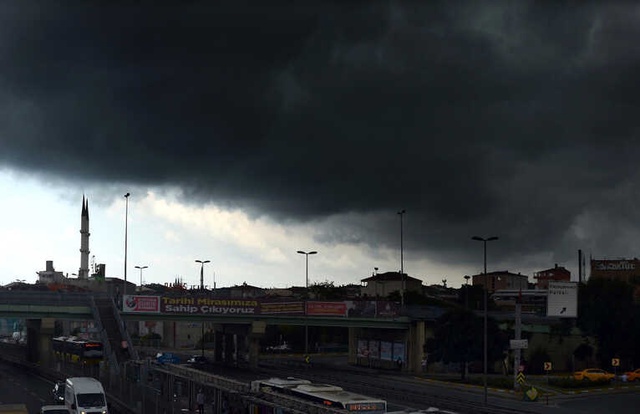 İstanbul'da Kara Bulutlar Gündüzü Geceye Çevirdi!