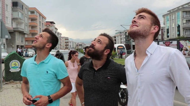 İntihara Kalkışan Gence İlginç Tepki: İn Lan Oradan Aşağı, Atlamak Yürek İster