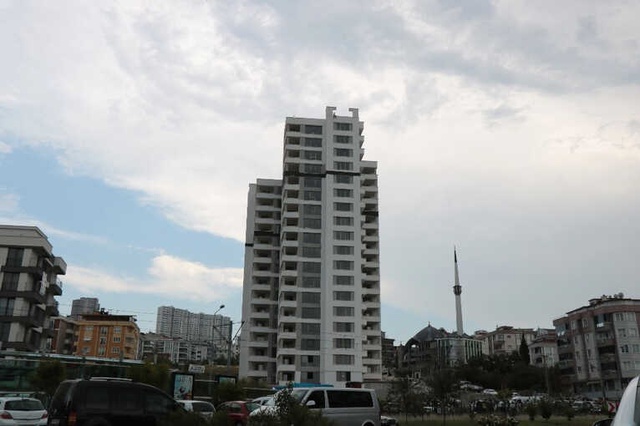 İntihara Kalkışan Gence İlginç Tepki: İn Lan Oradan Aşağı, Atlamak Yürek İster