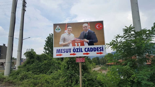 Belediye, Mesut Özil'in <a class='keyword-sd' href='/almanya/' title='Almanya'>Almanya</a> Formalı Fotoğrafını, Erdoğan'la Çekildiği Fotoğrafla Değiştirdi