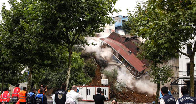 Son Dakika! Beyoğlu Sütlüce'deki Binanın Çökme Anı Kamerada! Beyoğlu Sütlüce'deki Binanın Çökme Anı Kamerada!
