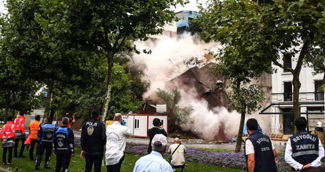 Son Dakika! Beyoğlu Sütlüce'deki Binanın Çökme Anı Kamerada! Beyoğlu Sütlüce'deki Binanın Çökme Anı Kamerada!
