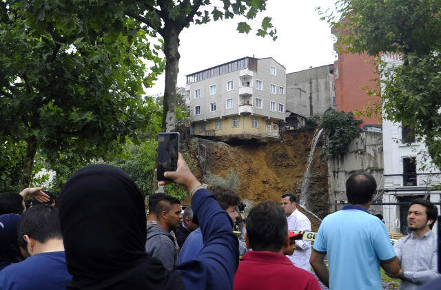 İstanbul Beyoğlu'nda Toprak Kayması Sonucu Boşaltılan 4 Katlı Bina Yerle Bir Oldu!
