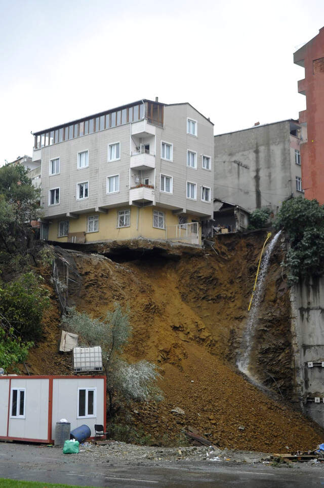 İstanbul Beyoğlu'nda Toprak Kayması Sonucu Boşaltılan 4 Katlı Bina Yerle Bir Oldu!