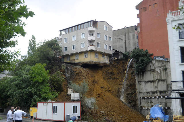 İstanbul Beyoğlu'nda Toprak Kayması Sonucu Boşaltılan 4 Katlı Bina Yerle Bir Oldu!