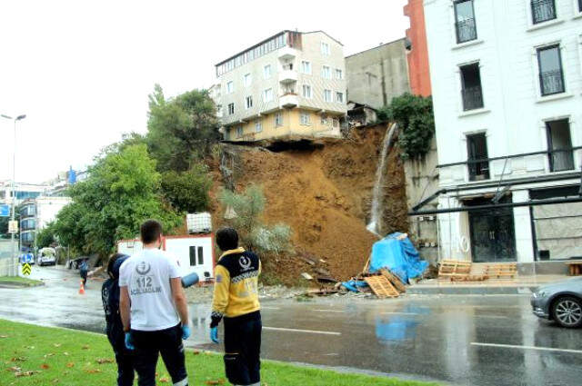 İstanbul Beyoğlu'nda Toprak Kayması Sonucu Boşaltılan 4 Katlı Bina Yerle Bir Oldu!