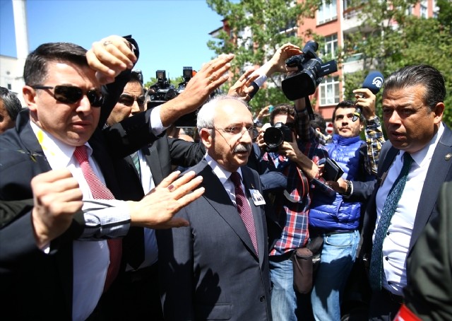 TBMM Başkanı Yıldırım, Cenazesinde Kılıçdaroğlu'na Yumurta Atılan Şehidin Adını Torununa Verdi