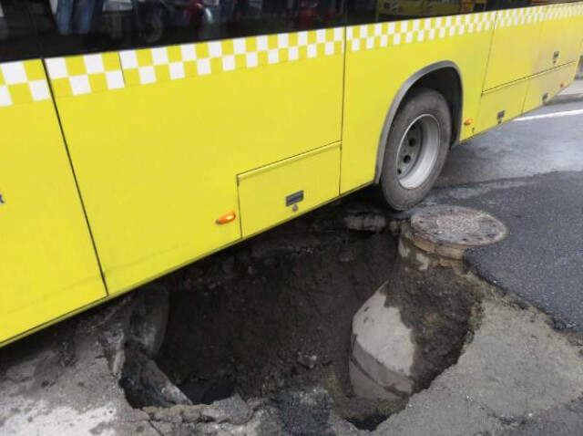 Yol Çöktü, Otobüsün Tekeri Çukura Düştü Maltepe'de Yol Çöktü, Otobüsün Tekeri Çukura Düştü